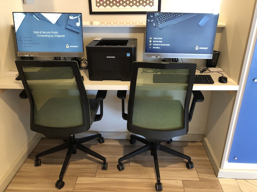 Holiday Inn Express & Suites Cedar Falls Waterloo by IHG - photo 38