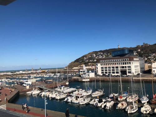 Captain YOO RAcgate Sentir les embruns vue port — 4-Star Luxury Hotel in Fecamp, France
