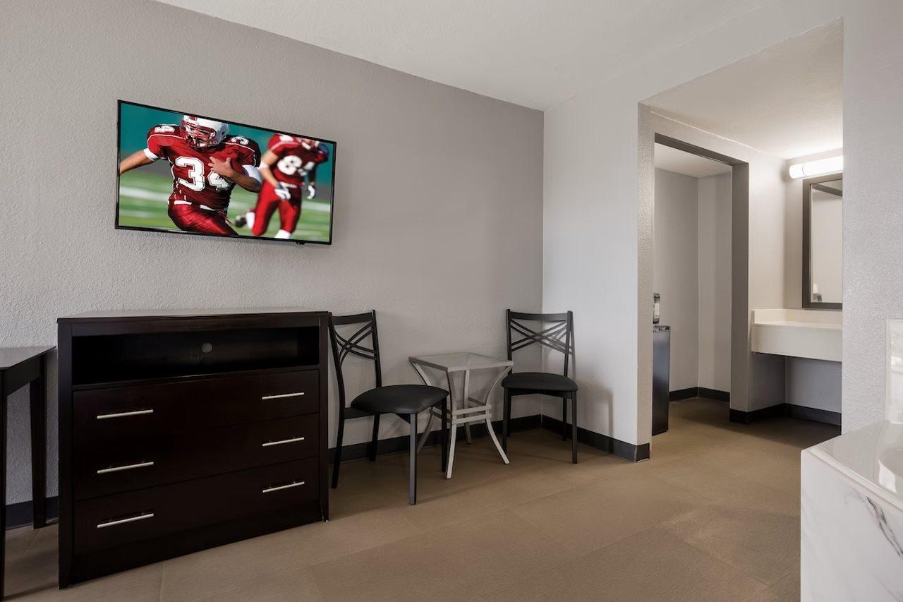 Econolodge Inn & Suites - photo 6