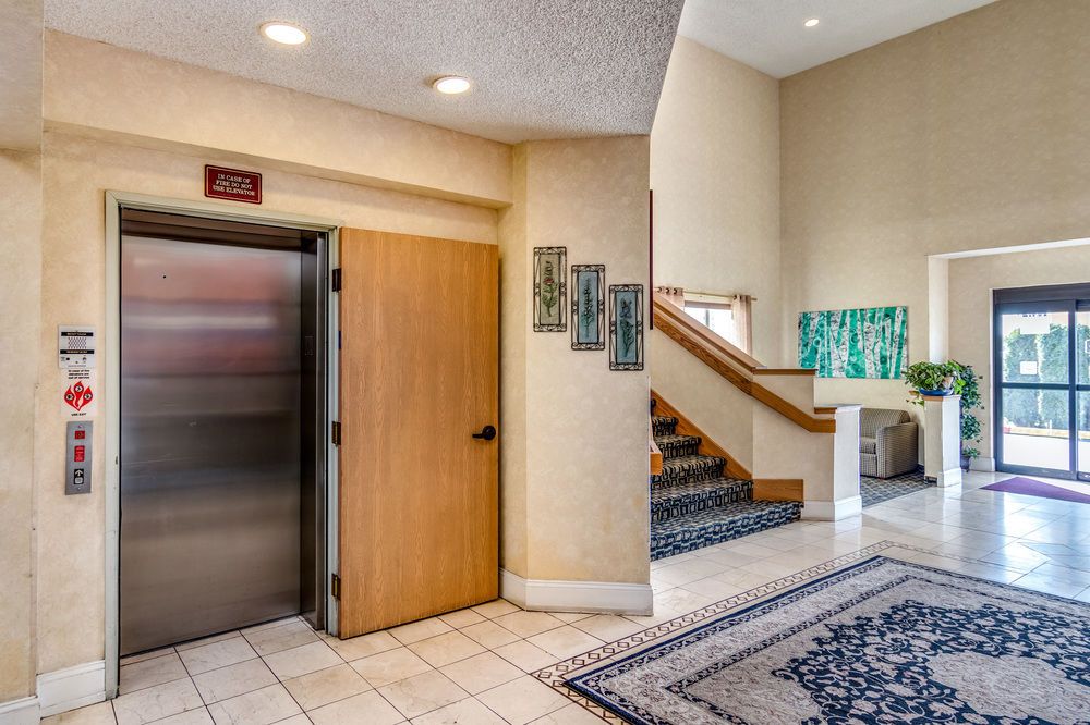 Howard Johnson Inn and Suites by Vancouver Mall - photo 3