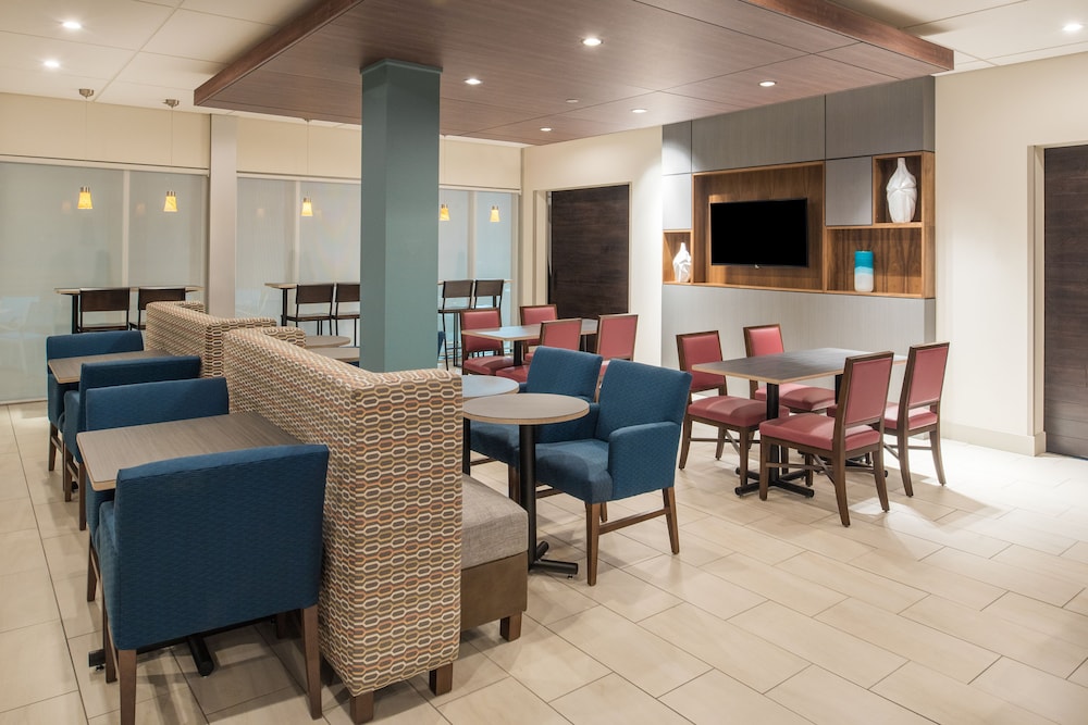 Holiday Inn Express & Suites Kingdom City by IHG - photo 25