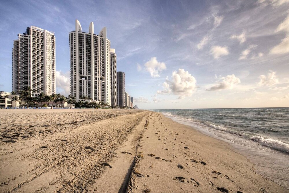 Amazing 2Br 2Ba Newly Reno Beachfront Apt W Beach View — 4-Star Luxury Hotel in Hollywood, United States