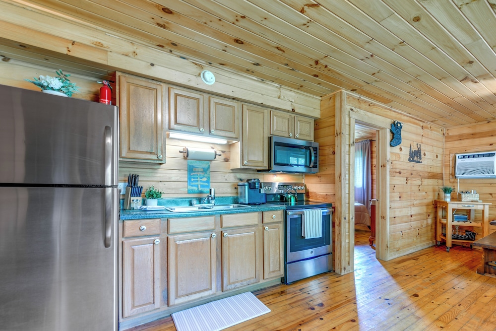 Bryson City Cabin in Smoky Mtn W resort Amenities - photo 3