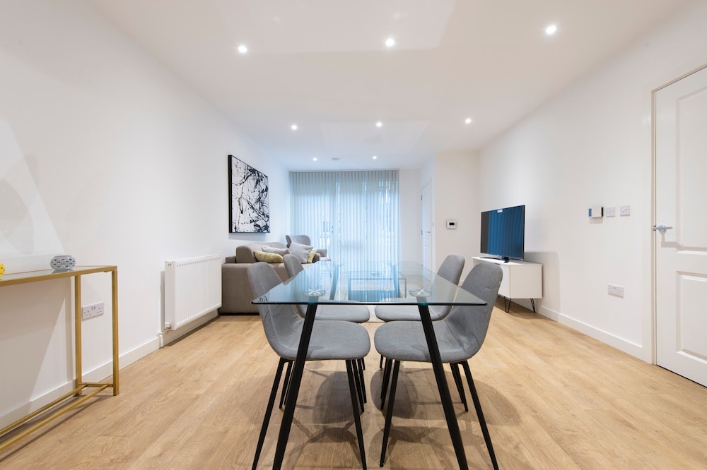 Stunning Luxury Stratford London 2 Bed Apartment — 4-Star Luxury Hotel in London, United Kingdom