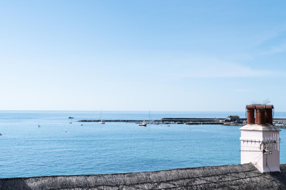 2 Beach Way House — 4-Star Luxury Hotel in Lyme Regis, United Kingdom