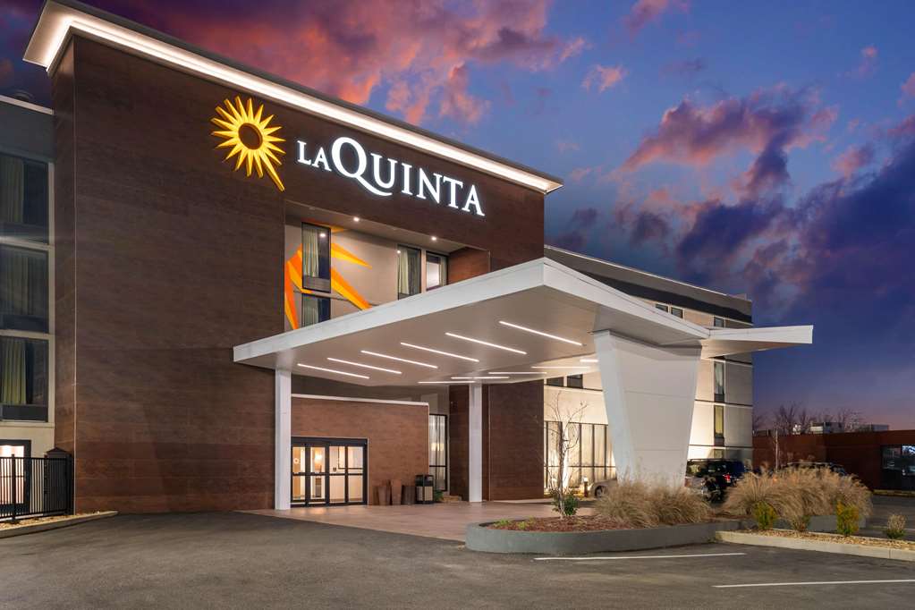 La Quinta Inn & Suites by Wyndham Columbus MS - photo 3