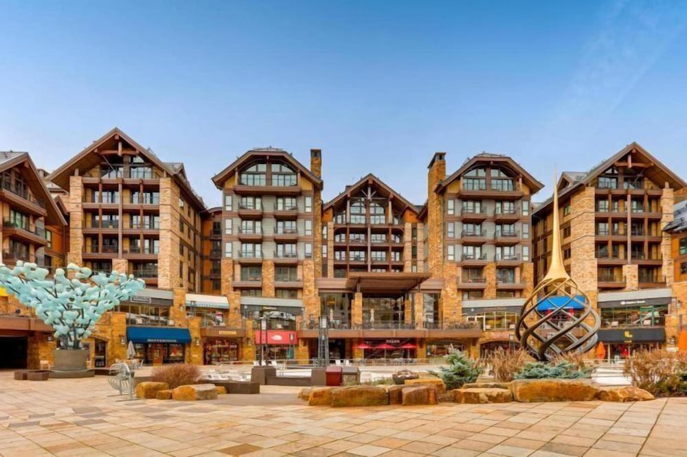 Platinum Vail Solaris 3 Bedroom Vacation Rental Set at the Base of the Mountain Just Steps From the Gondola — 4-Star Luxury Hotel in Vail, United States