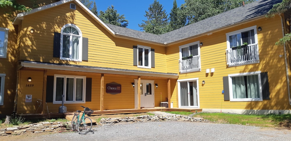 Oberge Inn Riverside guest room in Val David village with free parking in Val-David, Canada