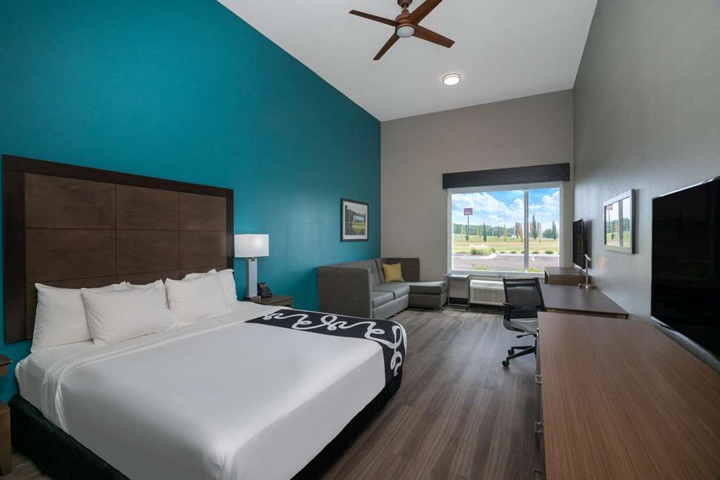 La Quinta Inn & Suites by Wyndham West Memphis - photo 23
