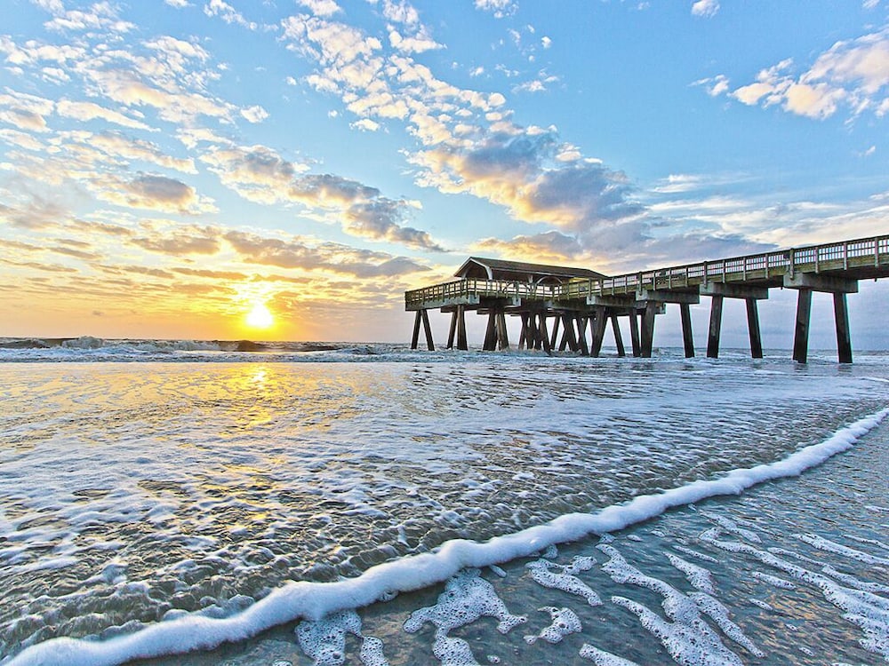 Dolphin Watch 05 by Tybee Vacation Rentals — 4-Star Luxury Hotel in Tybee Island, United States