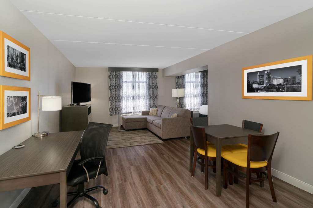 La Quinta Inn & Suites by Wyndham Raleigh Downtown North - photo 21