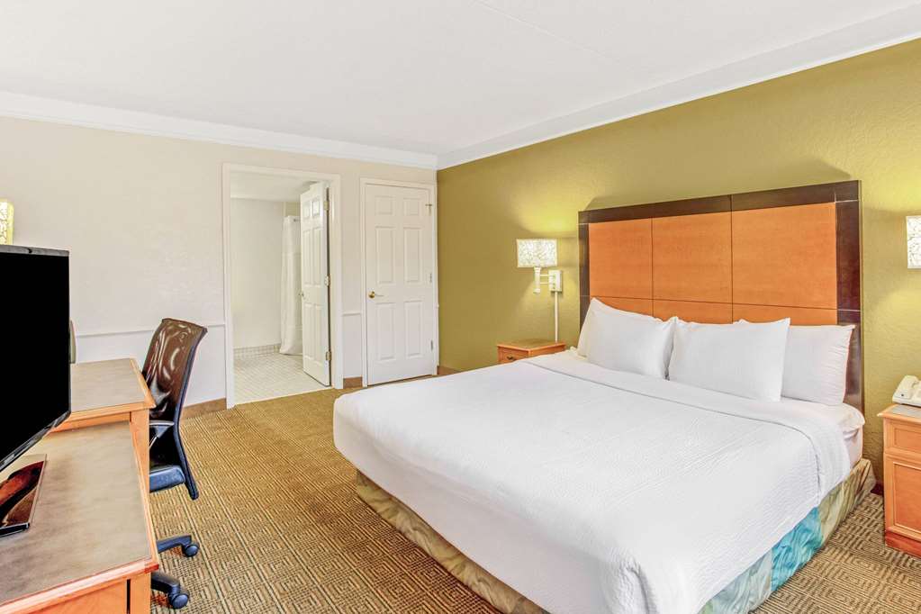 La Quinta Inn by Wyndham Orlando Airport West - photo 16