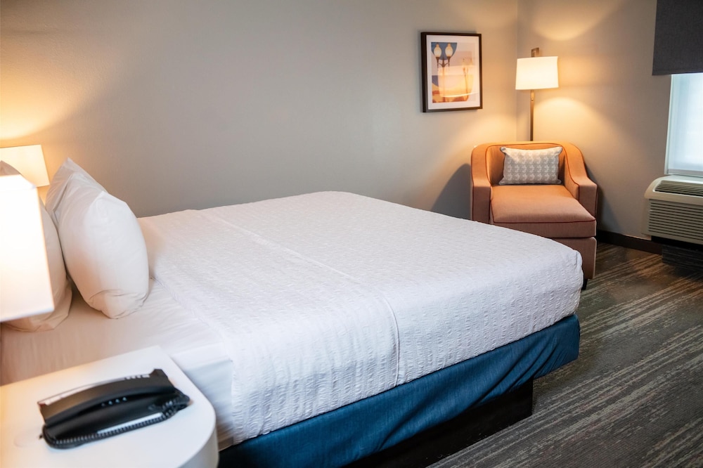 Hampton Inn Gonzales - photo 9