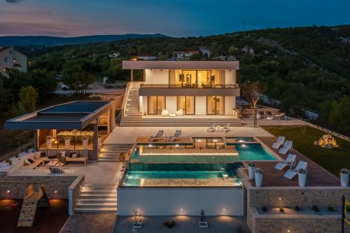 Luxury Villa Arya with 77sqm heated pool hot tub sauna gym billiard playgrounds 6 bedroom — 4-Star Luxury Hotel in Brnaze, Croatia