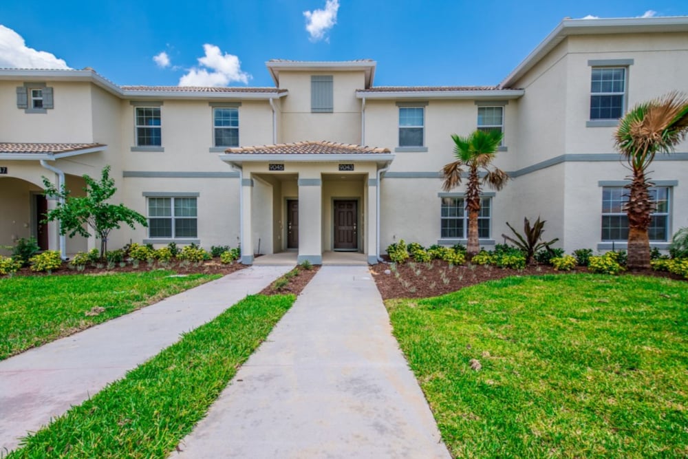 9043Dd00 - carbon neutral hotel in Davenport