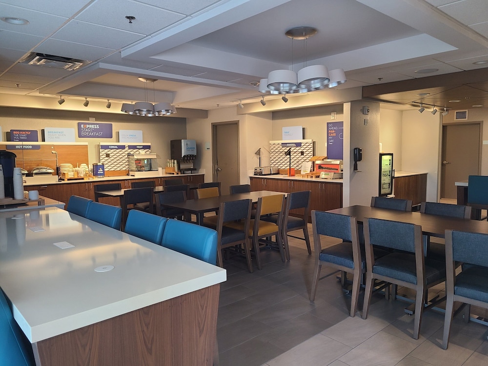 Holiday Inn Express & Suites Ft. Lauderdale N Exec Airport by IHG - photo 47