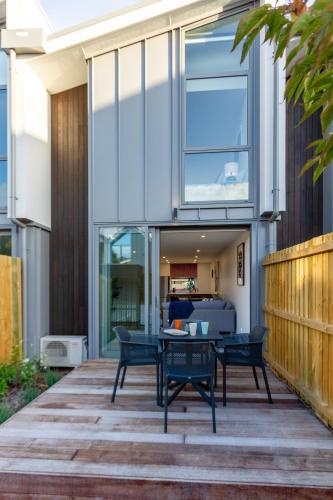 City Lights Retreat with Carpark 2 Bed 2 Bath — 4-Star Luxury Hotel in Christchurch, New Zealand