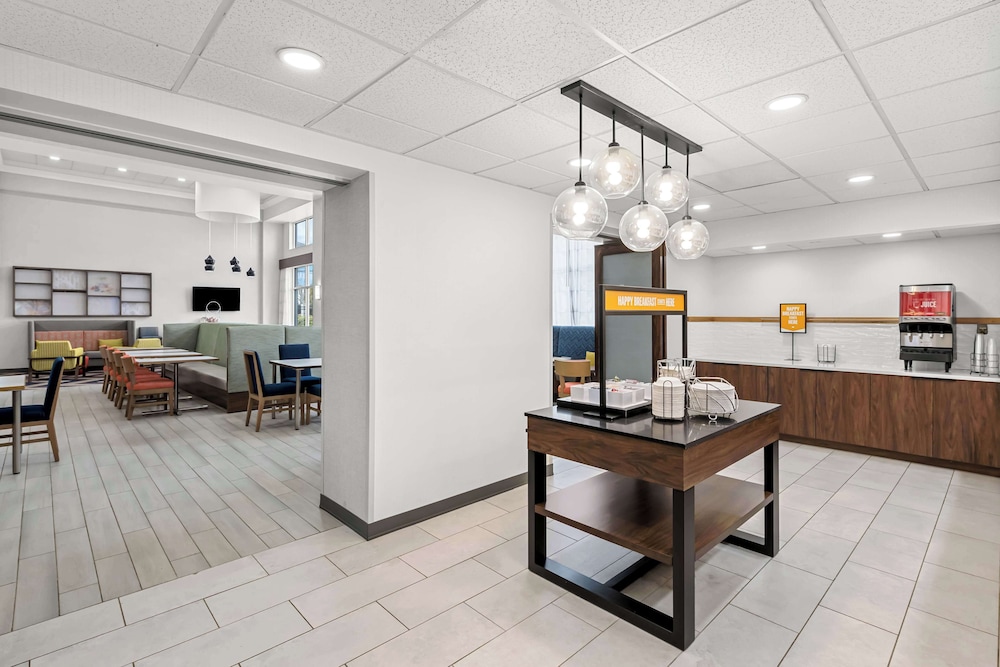 Hampton Inn & Suites Charlotte Airport - photo 41