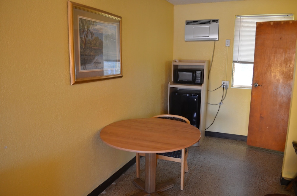 Economy Lodge - photo 9
