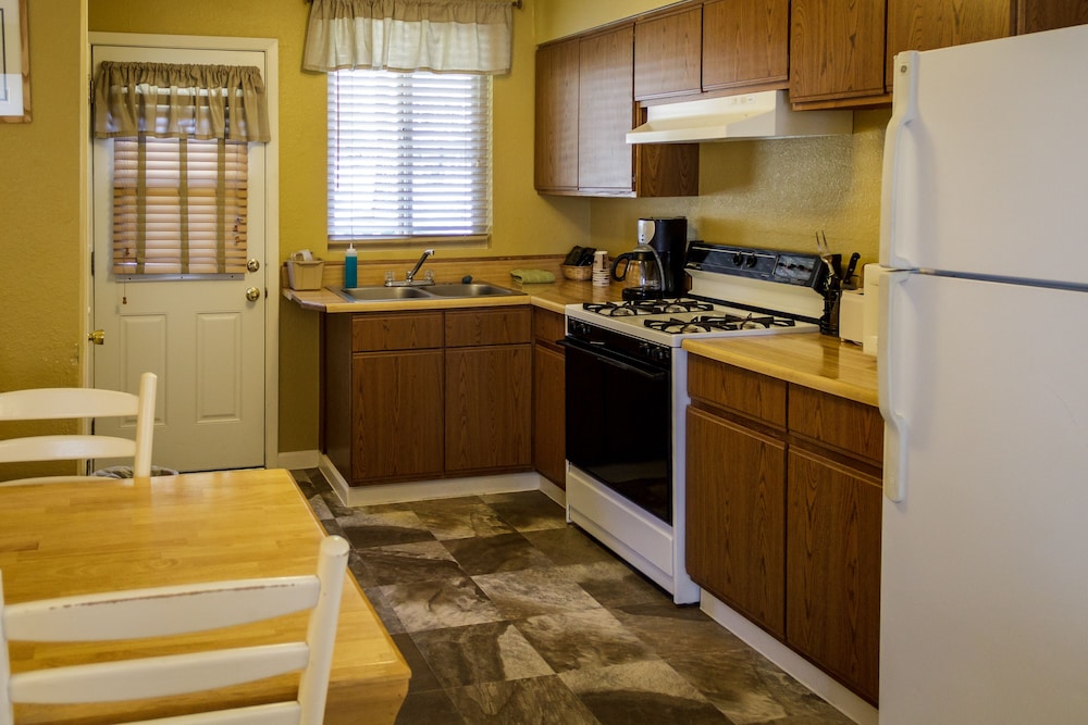Green Gables Motel & Suites - photo 27