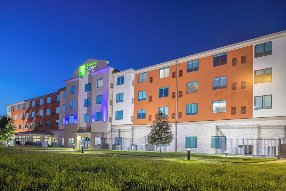 Holiday Inn Express and Suites Kansas City Airport by IHG - photo 59