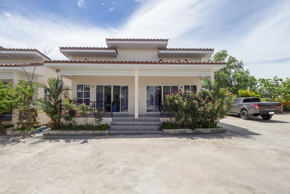 OYO 1048 Home and Garden Resort in Bang Lamung, Thailand