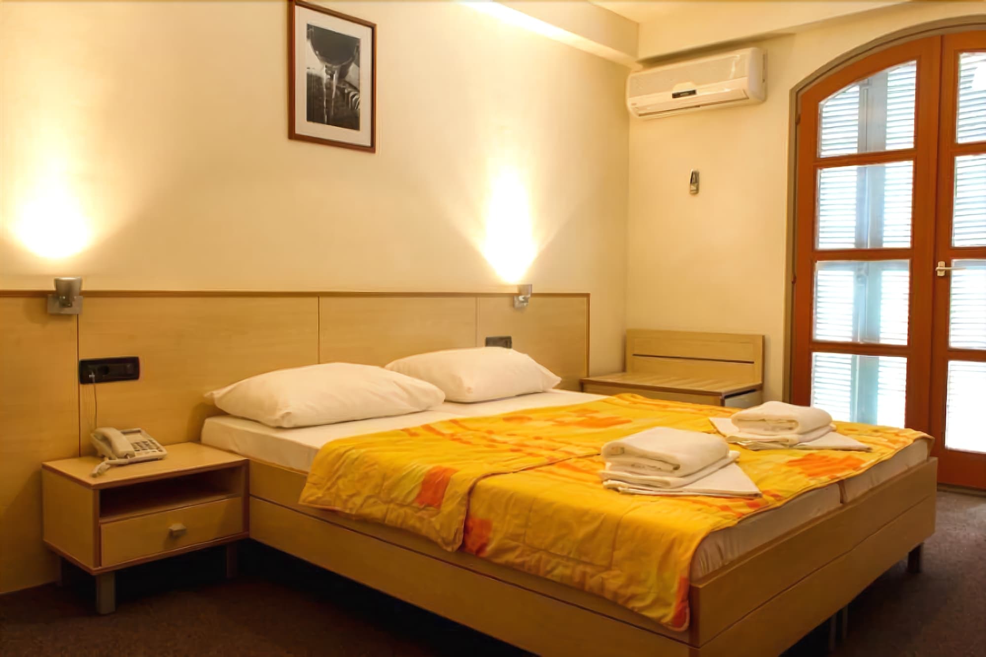 Delfin Hotel — hotel in Omisalj