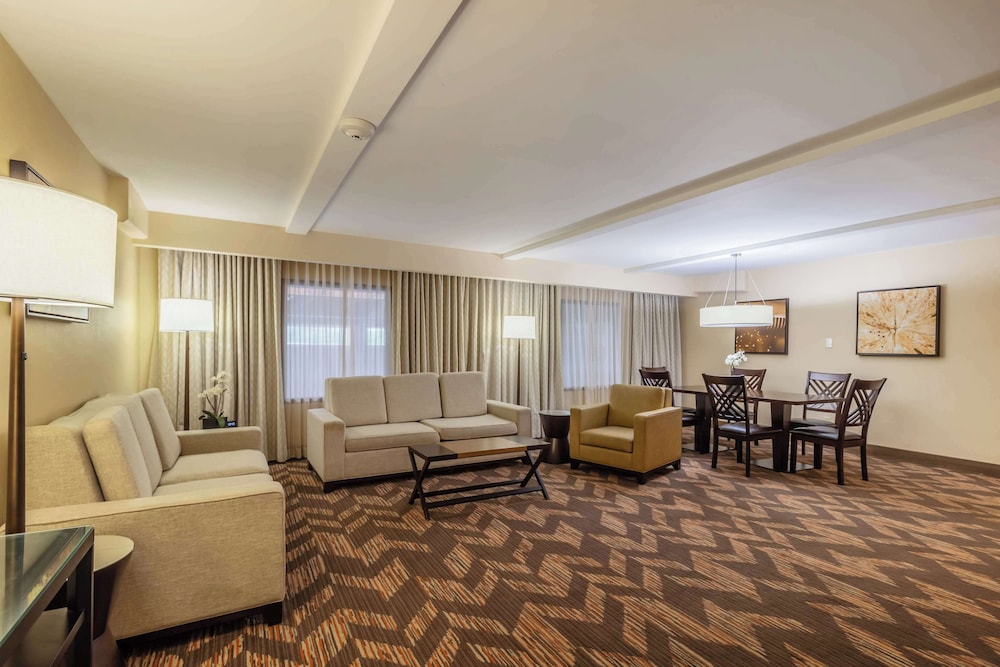 DoubleTree by Hilton Hotel Lawrence - photo 12