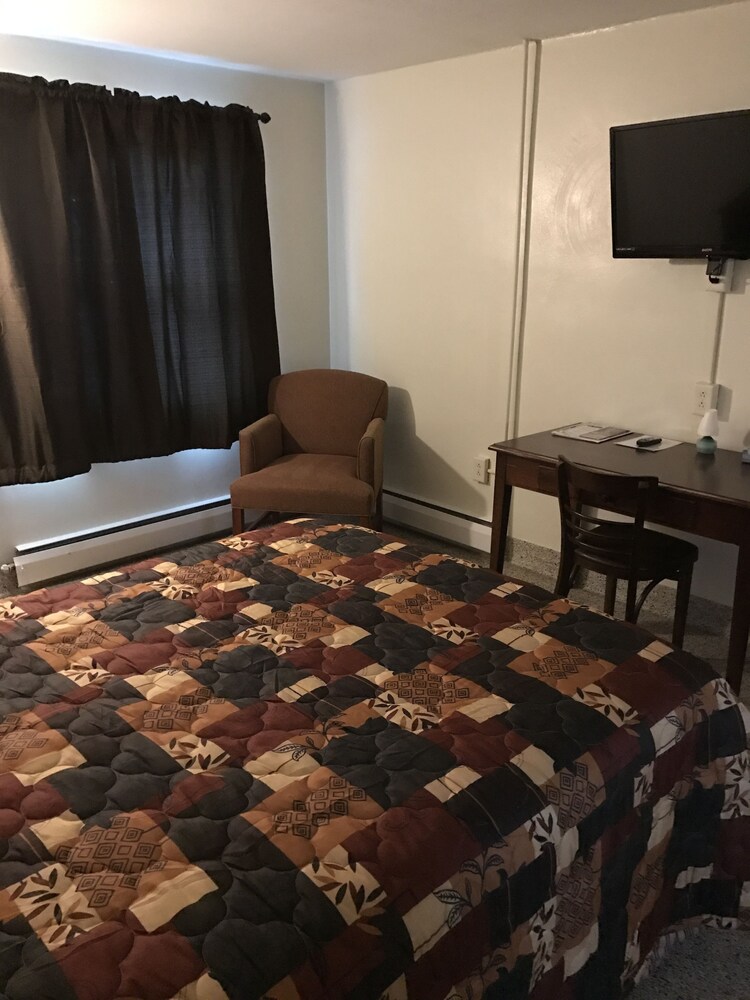 The Evergreen Motel - photo 18