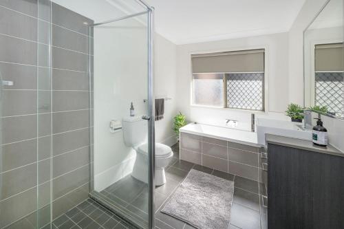 Large house 7 mins from Airport — 4-Star Luxury Hotel in Brisbane, Australia