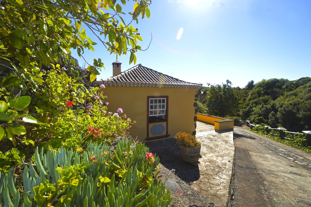 Emiliana — 4-Star Luxury Hotel in Puntallana, Spain