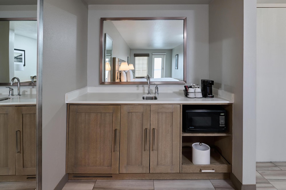 Hampton Inn & Suites Hermosa Beach - photo 41