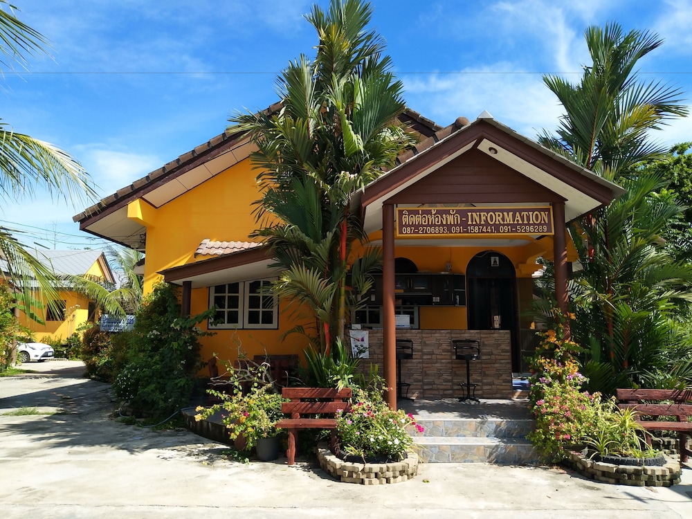 Baan Mek Lom - carbon neutral hotel in Thai Mueang