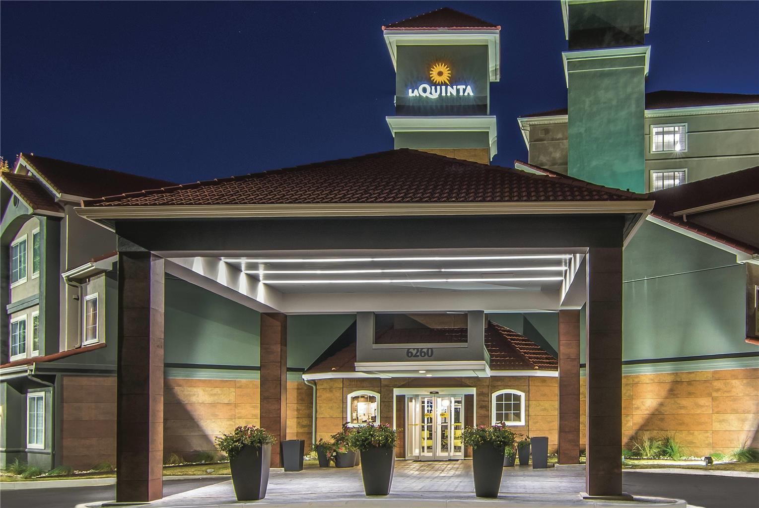 La Quinta Inn & Suites by Wyndham Atlanta Perimeter Medical - photo 4