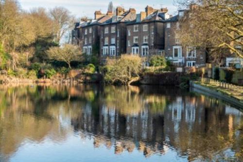 Garden Flat With a Heath Views & London Skyline Pass the Keys — 4-Star Luxury Hotel in London, United Kingdom