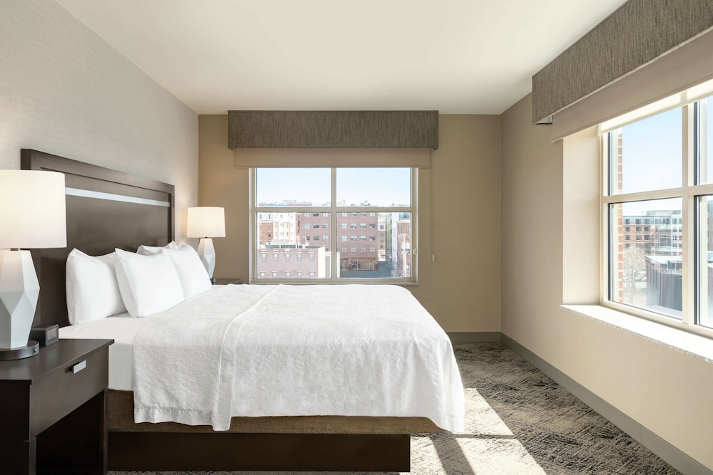 Hampton Inn Portland Downtown Waterfront - photo 7