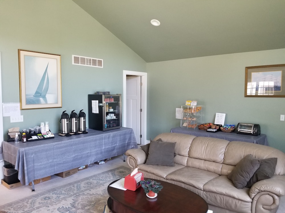 Captain's Quarters Motel - photo 37