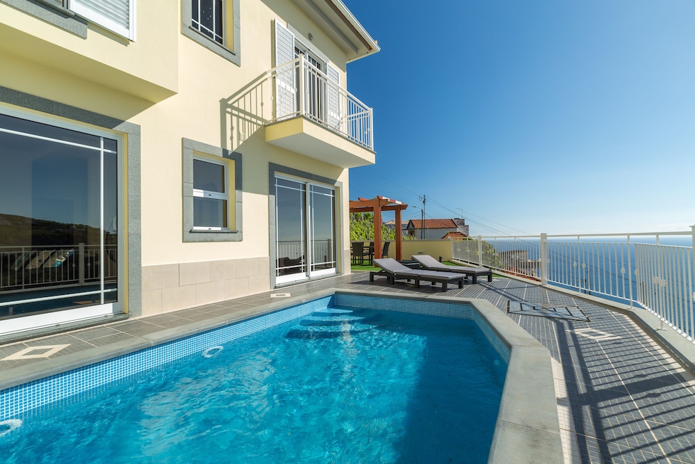 Casa Agrela by Rent2U Lda Swimming Pool & Jacuzzi — 4-Star Luxury Hotel in Calheta, Portugal