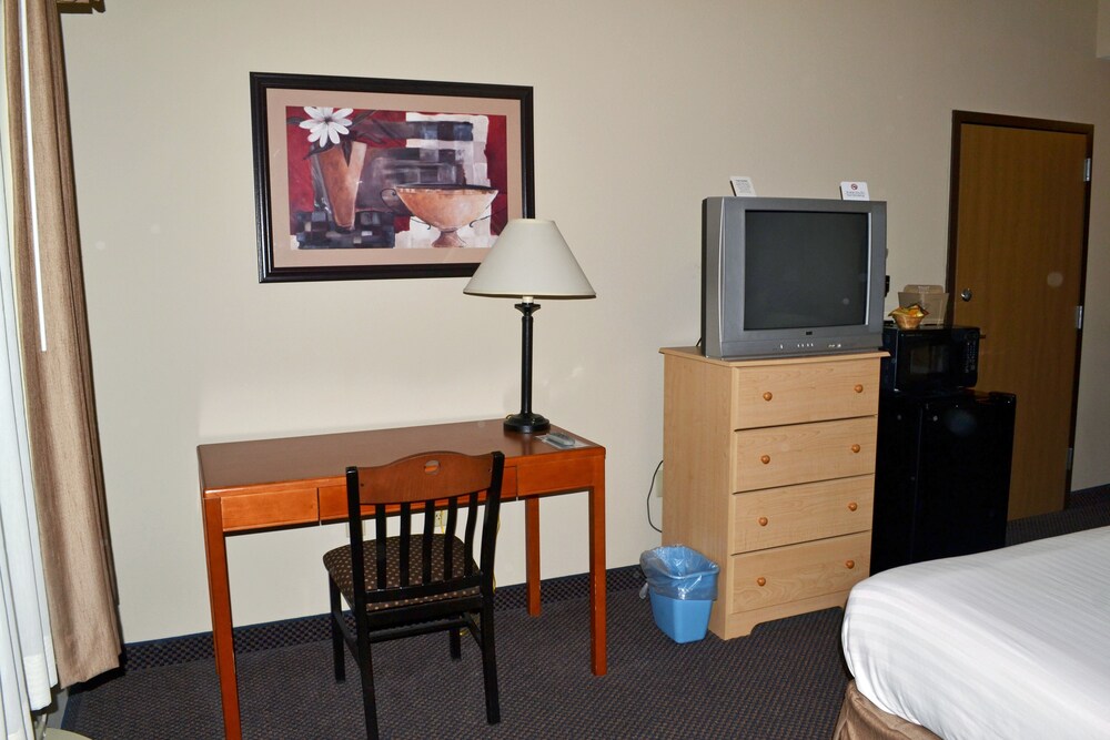 Paola Inn And Suites - photo 16