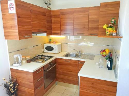 Apartment Kola Two Bedroom Apartment with Balcony and Sea View 2 — 4-Star Luxury Hotel in Slano, Croatia