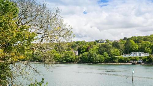 10 Beach Road — 4-Star Luxury Hotel in Menai Bridge, United Kingdom