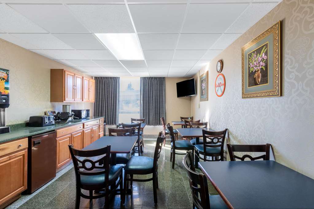Howard Johnson by Wyndham Gillette - photo 37