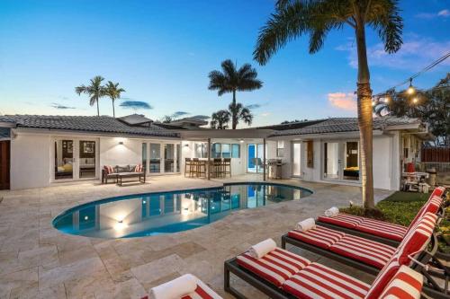 Luxury Kitchen Heated Pool Pool Table Bikes in Fort Lauderdale, United States