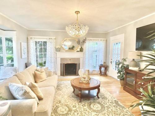 5 Bedroom Pet Friendly Historic Monteith Escape PNW & AC — 4-Star Luxury Hotel in Albany, United States
