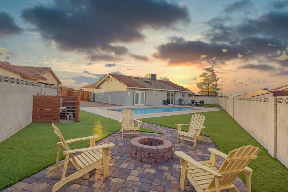 1 Story 3 BR Home w Hot tub Pool Grill Firepit
