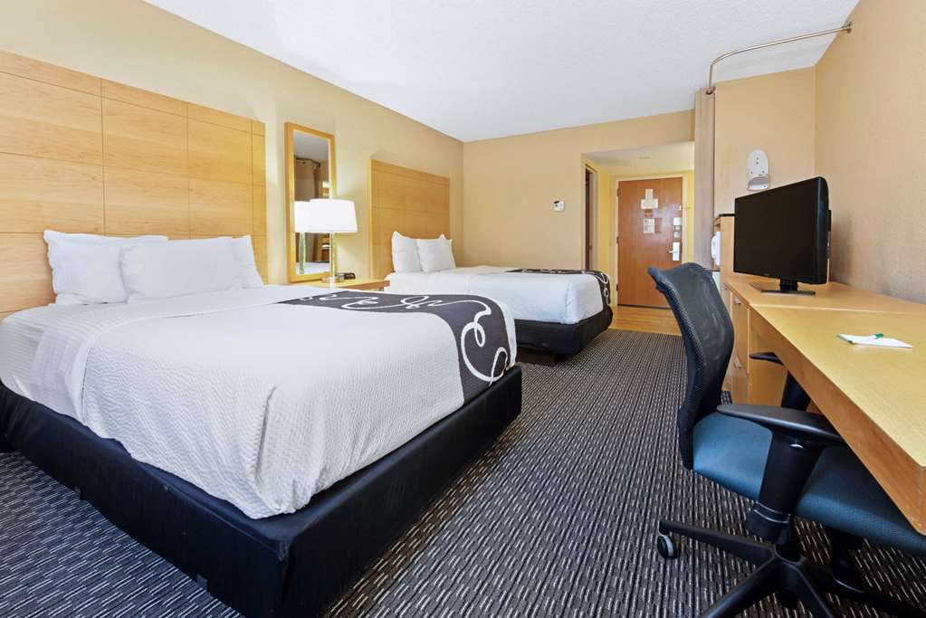 La Quinta Inn & Suites by Wyndham Coral Springs South - photo 23