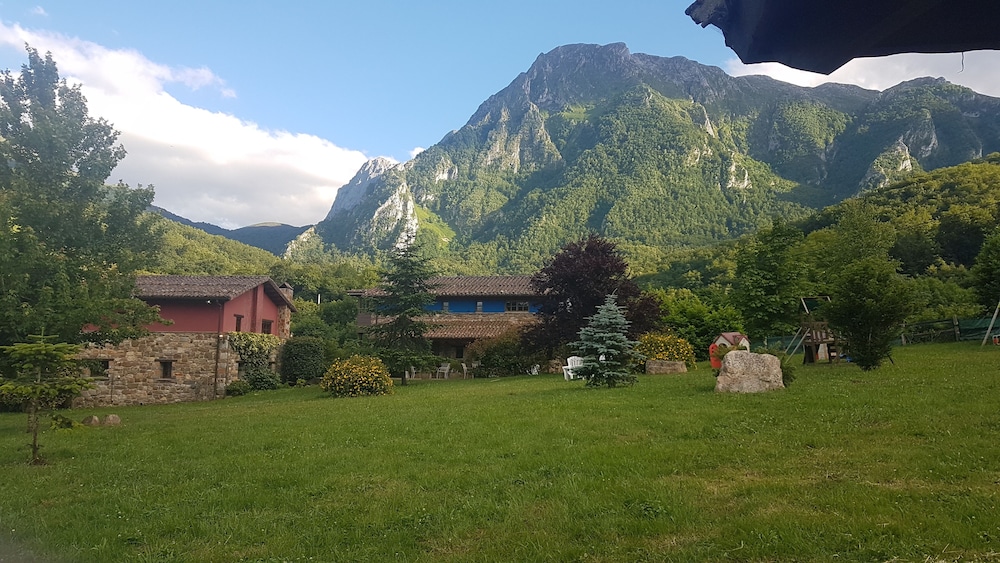 Alojamientos Rurales Valle de Bueida — hotel in Barzana