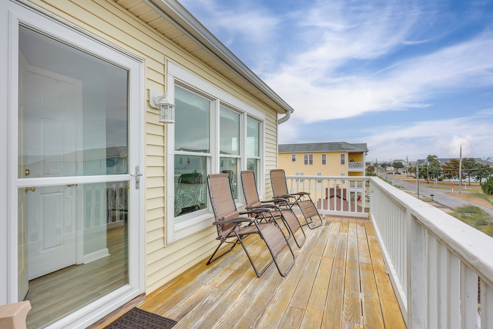 Walk to Shore: Multi deck Townhome in Kure Beach — 4-Star Luxury Hotel in Kure Beach, United States