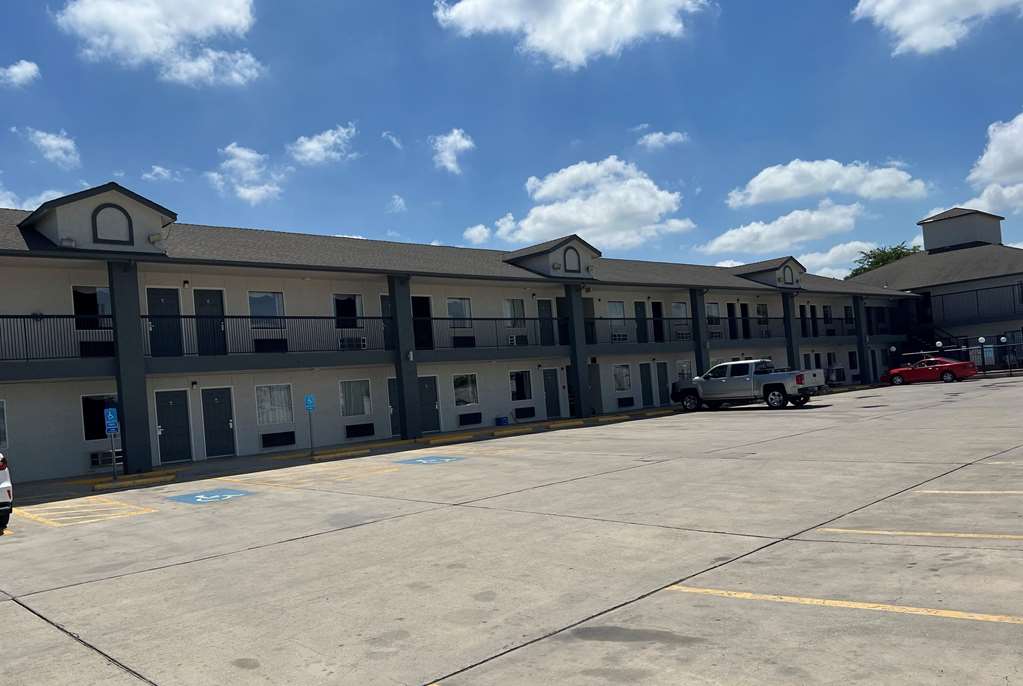 Days Inn by Wyndham San Antonio Morgan's Wonderland IH 35 N - photo 3