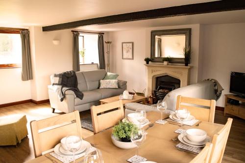 Beech Cottage cosy 7 bed sleeps 9 dogs very welcome — 4-Star Luxury Hotel in Dronfield, United Kingdom